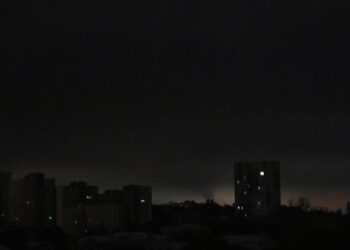 Una imagen de Kiev sumida en la oscuridad durante un apagón parcial, el 27 de noviembre de 2022 en la capital ucraniana. Foto: AFP.