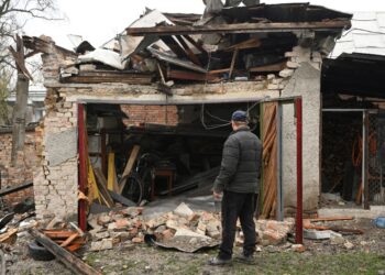 Más de 10 millones de ucranianos se hallan privados de electricidad a raíz de los bombardeos rusos en todo el país.