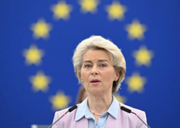Ursula von der Leyen, presidenta de la Comisión Europea, habla sobre 'contaminación cero', durante un debate en el Parlamento Europeo, el 18 de octubre de 2022 en la ciudad francesa de Estrasburgo. Foto: AFP.