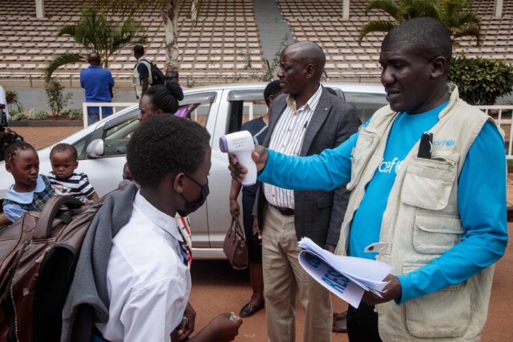 Uganda cierra escuelas para combatir el Ébola