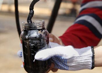 El petróleo alcanza un máximo en 7 años por tensiones en la oferta y riesgos geopolíticos