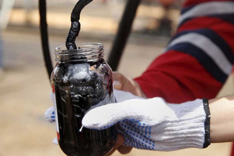 El petróleo alcanza un máximo en 7 años por tensiones en la oferta y riesgos geopolíticos