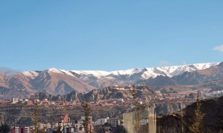 Nevadas cubren con su manto blanco las montañas de La Paz y El Alto. Foto: Antonio Dalence