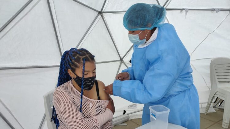 Más de 2.000 mujeres en El Alto recibieron la vacuna para prevenir el cáncer de cuello uterino