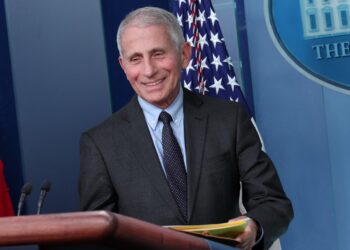 Fauci instó a los estadounidenses a vacunarse contra el COVID-19, antes de renunciar el próximo mes como asesor del presidente Joe Biden.