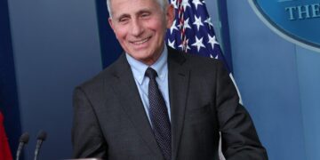 Fauci instó a los estadounidenses a vacunarse contra el COVID-19, antes de renunciar el próximo mes como asesor del presidente Joe Biden.