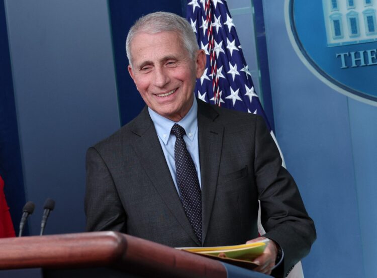 Fauci instó a los estadounidenses a vacunarse contra el COVID-19, antes de renunciar el próximo mes como asesor del presidente Joe Biden.