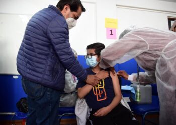 Niños vacunados son inmunes a ciertas enfermedades mortales. Foto: Archivo LR