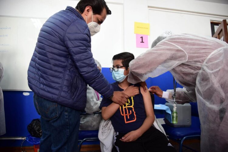 Niños vacunados son inmunes a ciertas enfermedades mortales. Foto: Archivo LR