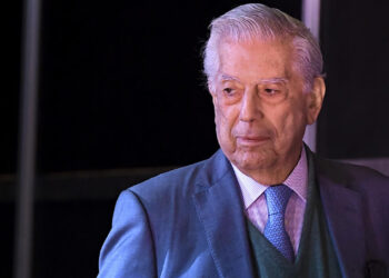 El escritor hispanopaeruano Mario Vargas Llosa en la Feria del Libro de Buenos Aires el 6 de mayo de 2022. Foto: AFP.