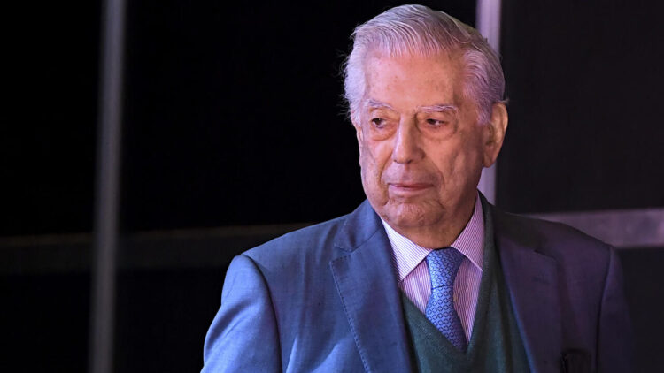 El escritor hispanopaeruano Mario Vargas Llosa en la Feria del Libro de Buenos Aires el 6 de mayo de 2022. Foto: AFP.