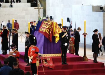 Los príncipes Guillermo y Enrique velan juntos el féretro de Isabel II