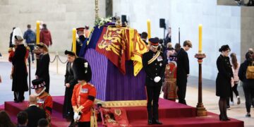Los príncipes Guillermo y Enrique velan juntos el féretro de Isabel II