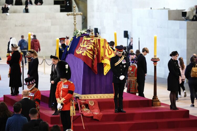 Los príncipes Guillermo y Enrique velan juntos el féretro de Isabel II