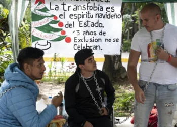 Johan Chavarría (izquierda), Paúl Martucci (centro) y Koddy Campos (derecha) se encadenaron a las afueras de la Defensoría del Pueblo en Caracas, Venezuela, en reclamo a los derechos del colectivo LGBTI en el país. Foto: AFP.