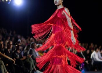 Una modelo desfila una creación del diseñador venezolano Giovanni Scutaro en el marco de la semana de la moda Hesperia WTC Valencia en Valencia, estado Carabobo, Venezuela el 3 de diciembre de 2022. Foto: AFP.