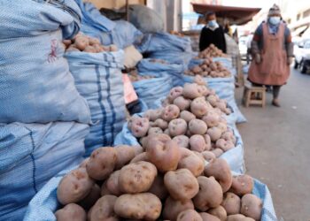Productores venden papa en un mercado de La Paz. Foto: Archivo LR