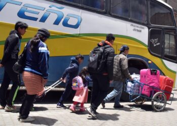 Los padres de familia beben adquirir permiso para viajar con sus hijos. Foto: Archivo LR