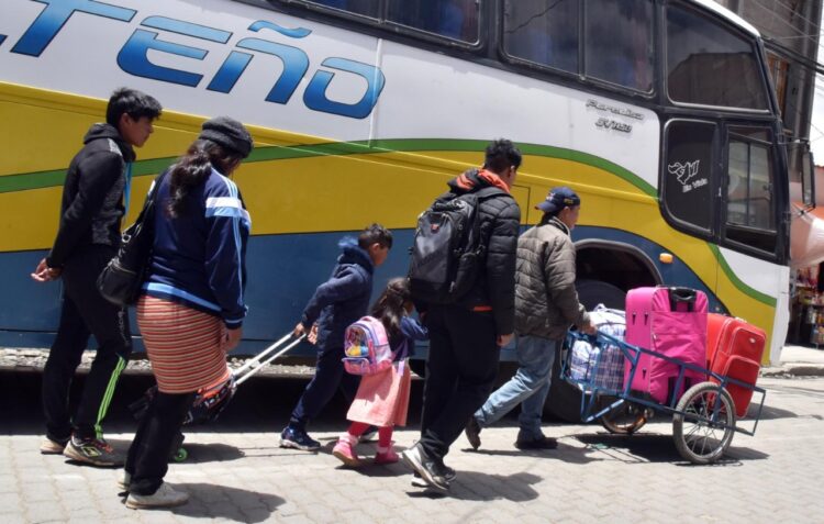 Los padres de familia beben adquirir permiso para viajar con sus hijos. Foto: Archivo LR