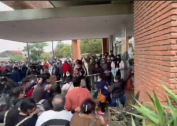 Pese a violento desalojo, manifestantes retoman vigilia en la Gobernación cruceña