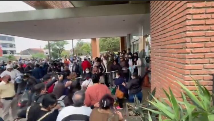 Pese a violento desalojo, manifestantes retoman vigilia en la Gobernación cruceña