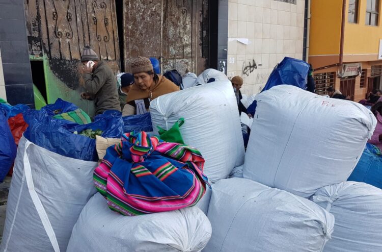 Mujeres del mercado de coca de Villa El Carmen anuncian huelgas y crucifixiones