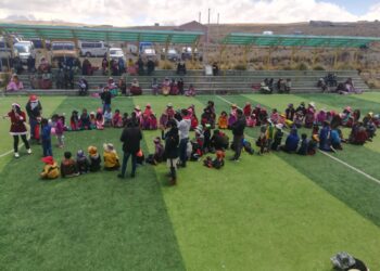Entregan juguetes a niños en el estadio Villa Ingenio de El Alto