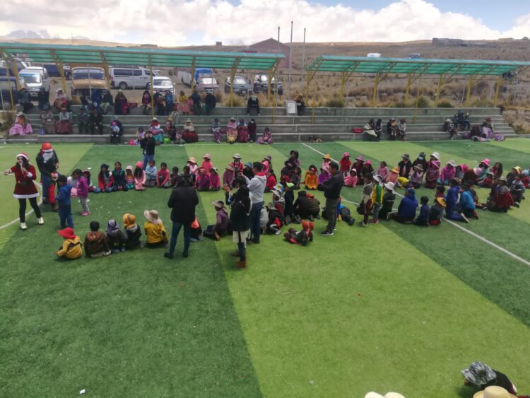 Entregan juguetes a niños en el estadio Villa Ingenio de El Alto