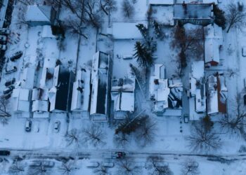 Foto aérea de un árbol caído sobre una casa durante una de las más brutales tormentas invernales que cayeron en Buffalo, Estados Unidos, el 28 de diciembre de 2022. Foto: AFP.