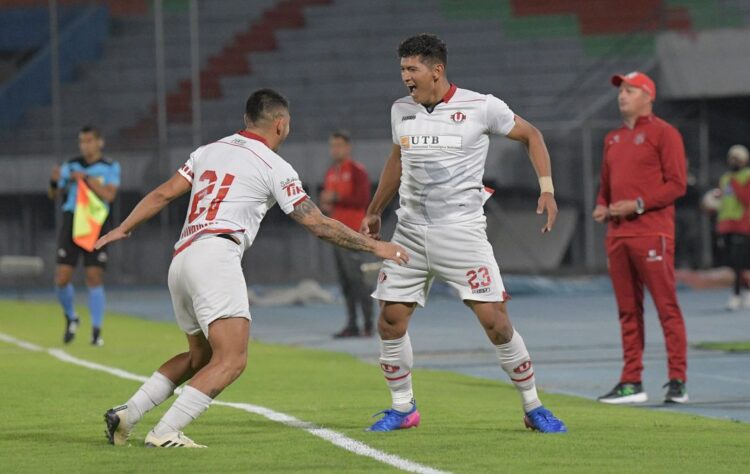 U. de Vinto gana y sale del descenso directo