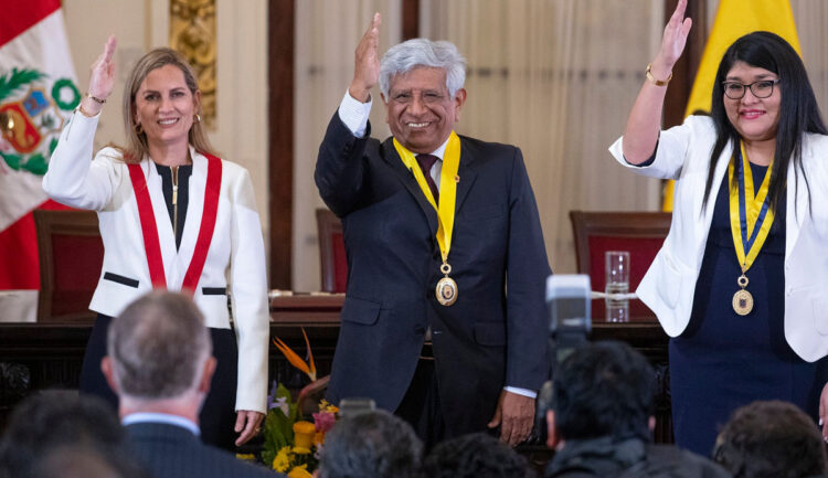 Jura nuevo alcalde de Lima, tras sorpresiva remoción del anterior por infringir ley de municipalidades