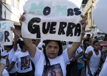 Habitantes de La Dolorita protestan y piden justicia por la muerte de Yadimar Sierra, quien falleció como consecuencia de un tiro en la cabeza que recibió cuando presuntos policías dispararon contra su casa mientras dormía. Imagen tomada el 20 de noviembre de 2022. Foto: AFP.