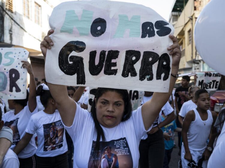 Habitantes de La Dolorita protestan y piden justicia por la muerte de Yadimar Sierra, quien falleció como consecuencia de un tiro en la cabeza que recibió cuando presuntos policías dispararon contra su casa mientras dormía. Imagen tomada el 20 de noviembre de 2022. Foto: AFP.