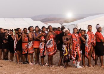 En Sudáfrica, jóvenes vírgenes bailan frente al rey zulú