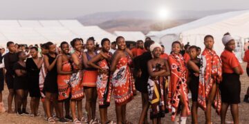 En Sudáfrica, jóvenes vírgenes bailan frente al rey zulú