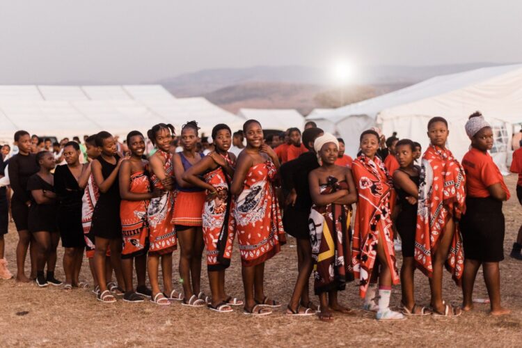 En Sudáfrica, jóvenes vírgenes bailan frente al rey zulú