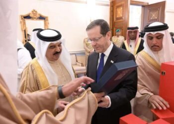 El presidente de Israel, Itzjak Herzog, aterrizó este domingo en Manama para una visita oficial a Bareín, adonde se reunió con el rey Hamad bin Isa Al Khalifa. Foto: GPO.