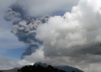 El volcán Cotapaxi expulsó este martes una nueva columna de ceniza que llegó hasta Quito y poblados cercanos. Foto: AFP.