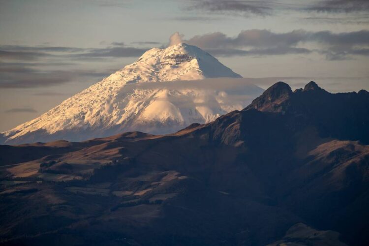 Vista del volcán Cotopaxi, situado en la cordillera de los Andes. Foto: El Universo.