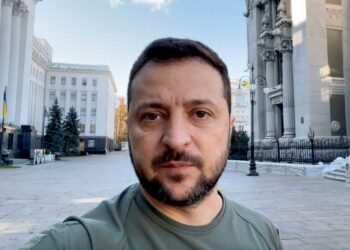 volodymyr_zelenski_frente_oficina_Kiev.jpg