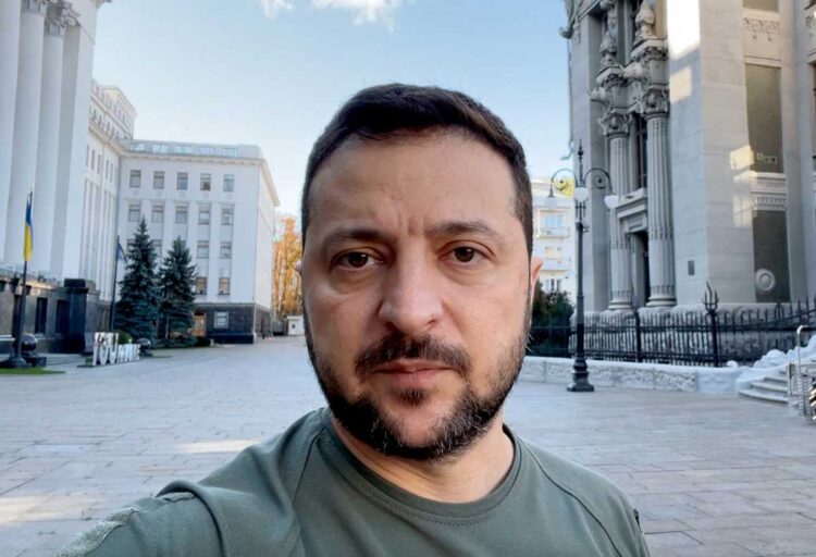 volodymyr_zelenski_frente_oficina_Kiev.jpg