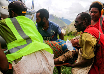 Voluntarios en esfuerzo desesperado por llegar a víctimas de terremoto en Papúa