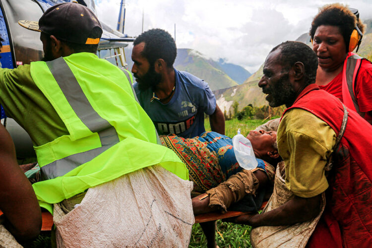 Voluntarios en esfuerzo desesperado por llegar a víctimas de terremoto en Papúa
