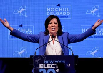 Los votantes estadounidenses han elegido un número récord de mujeres gobernadoras en las elecciones legislativas.