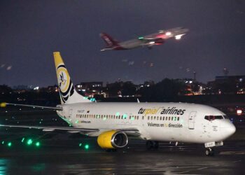 El primer vuelo entre Venezuela y Colombia en más de dos años hizo este lunes.