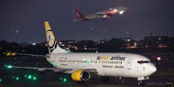 El primer vuelo entre Venezuela y Colombia en más de dos años hizo este lunes.