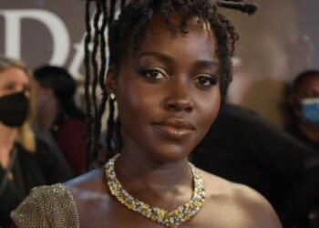La actriz Lupita Nyong'o antes del estreno africano de "Pantera Negra: Wakanda por siempre" en Lagos, Nigeria, el 6 de noviembre de 2022. Foto: AFP.