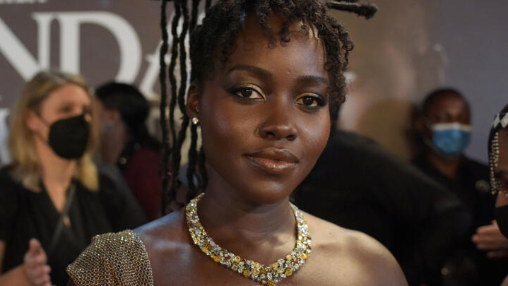 La actriz Lupita Nyong'o antes del estreno africano de "Pantera Negra: Wakanda por siempre" en Lagos, Nigeria, el 6 de noviembre de 2022. Foto: AFP.