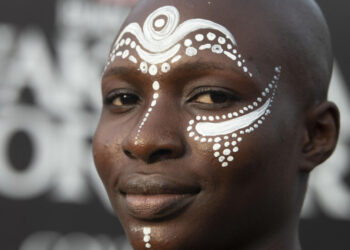 Un fanático de 'Pantera Negra: Wakanda por siempre' en el estreno africano de la película, en Lagos, Nigeria, el 6 de noviembre de 2022. Foto: AFP.