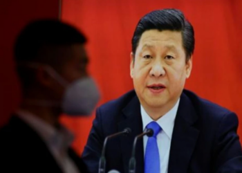 Un guardia pasa frente a una imagen del presidente chino Xi Jinping el 12 de octubre de 2022, en Pekín, antes del vigésimo Congreso del Partido Comunista (PCC). Foto: AFP.